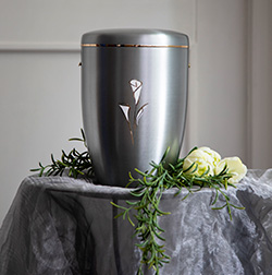 Urne mit Rosenmotiv
